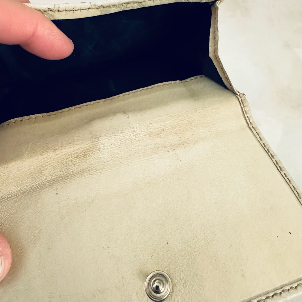 Gucci Guccissima Ivory Leather GG Logo BiFold Wallet, Gold Piston Closure - Picture 4 of 14